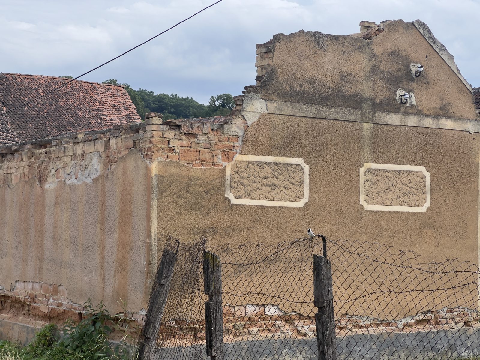 Perete cu chenare decorative, fără acoperiș, în Dacia